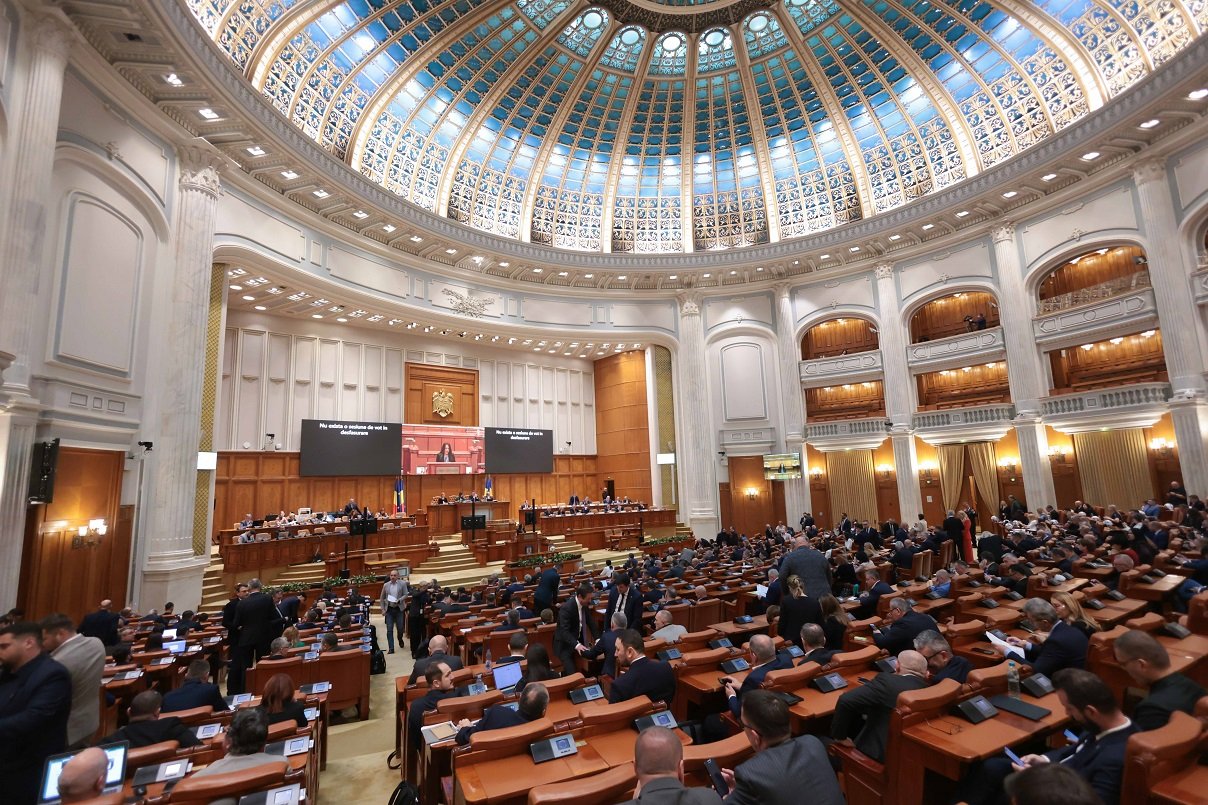 Scandal în Parlament: Ședința pe buget, suspendată după acuzații grave între partenerii de coaliție Ședința comisiilor de buget din Parlament, dedicată dezbaterilor pe marginea proiectului bugetului de stat, a fost suspendată