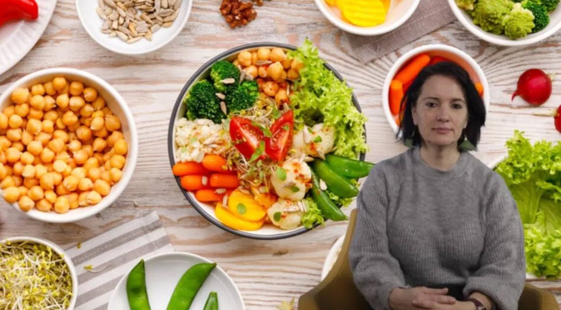 Ciocolata, un aliat neașteptat în perioadele dificile: Ce recomandări face nutriționistul Tania Fântână Uneori, un cub de ciocolată pare să ofere mai multă înțelegere decât orice altceva, chiar și în momentele în care sentimentele negative persistă, în ciuda eforturilor depuse pentru autocunoaștere și starea de bine