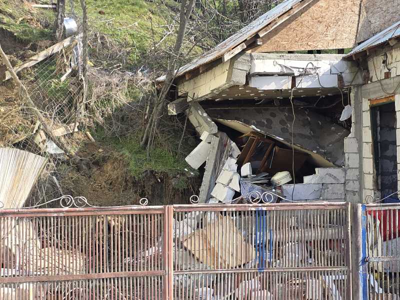 Slatina: Familiile evacuate primesc ajutoare și posibilitatea de cazare în containere Slatina, Olt – Familiile evacuate miercuri din cauza alunecărilor de teren de pe strada Grădiște vor primi ajutoare de urgență în valoare de 2.500 de lei și au posibilitatea de a se caza în containere puse la dispoziție de Primăria Slatina