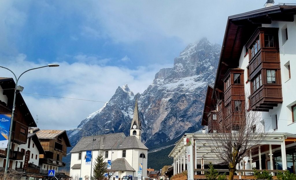 Schiori la Cortina d’Ampezzo în ultima lună de iarnă Cortina d’Ampezzo, Italia, continuă să ofere condiții de schi excelente chiar și la sfârșitul lunii martie, în ciuda apropierii primăverii