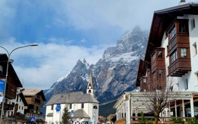 Schiori la Cortina d’Ampezzo în ultima lună de iarnă Cortina d’Ampezzo, Italia, continuă să ofere condiții de schi excelente chiar și la sfârșitul lunii martie, în ciuda apropierii primăverii