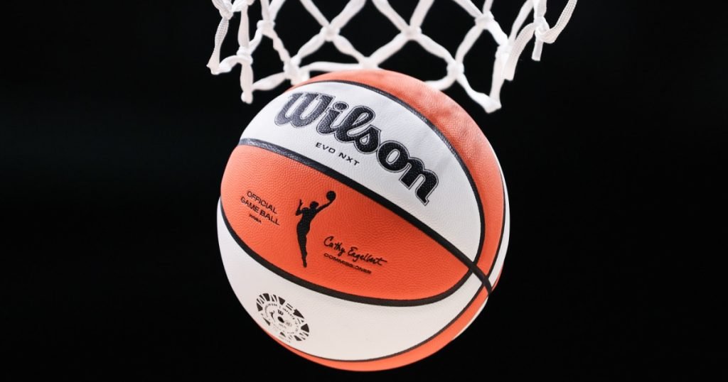 WNBA, la un pas de blocaj? Negocierile pentru un nou acord colectiv se apropie de termenul limită Discuțiile aprinse dintre WNBA (Asociația Națională de Baschet Feminin) și WNBPA (Asociația Jucătoarelor de WNBA) pentru un nou acord colectiv de negociere (CBA) sunt în plină desfășurare, cu un termen limită stabilit pentru 10 martie, înainte de începerea sezonului din 2026