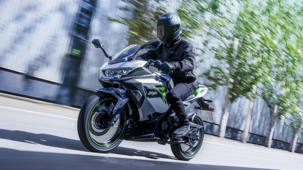 Kawasaki mizează pe modularitate pentru a reduce costul motocicletelor electrice Kawasaki ar putea revoluționa piața motocicletelor electrice, nu prin inovații spectaculoase, ci printr-o abordare modulară menită să reducă costurile de producție și să accelereze extinderea gamei
