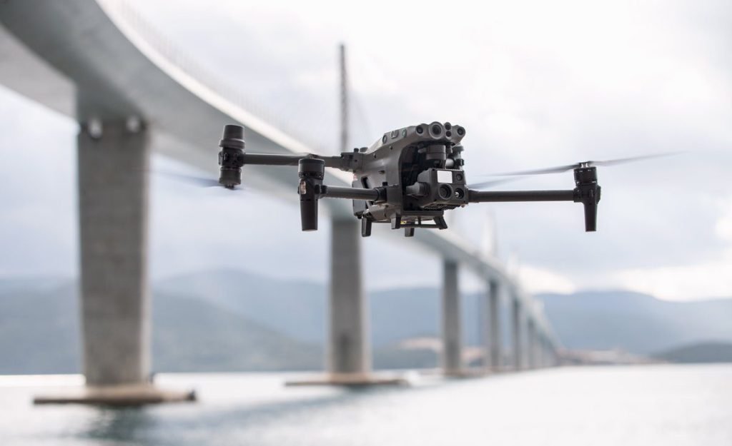 Politehnica Timișoara lansează o specializare unică în România: ingineria dronelor și informatică aeronautică Universitatea Politehnica Timișoara (UPT) introduce un program de studii de licență dedicat ingineriei dronelor și informaticii aeronautice, o premieră în România