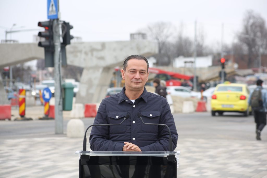 Montarea tablierului metalic la pasajul Apărătorii Patriei, un pas important Constructorii au început montarea tablierului metalic la pasajul rutier din intersecția Apărătorii Patriei, marcând o etapă importantă în realizarea acestui proiect