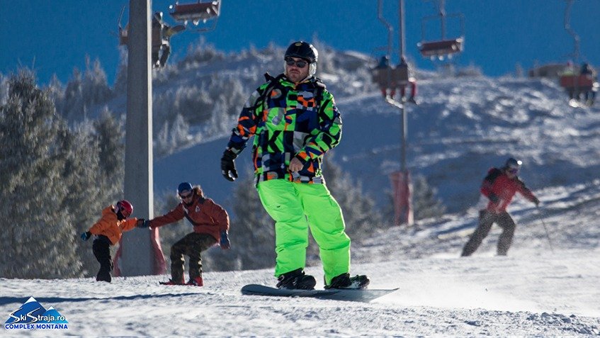 Straja, Hunedoara: Zăpadă din belșug și pârtii deschise pentru ski Stațiunea Straja din județul Hunedoara se pregătește să primească un număr mare de turiști în acest weekend, toate pârtiile de schi fiind deschise pentru practicarea sporturilor de iarnă