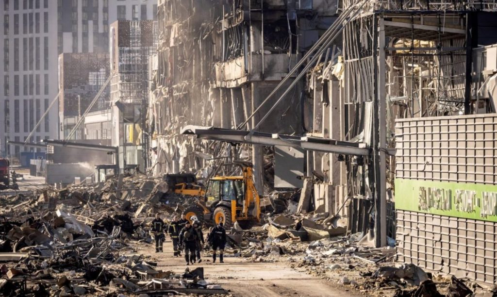 Atac cu dronă în Harkov: Doi morți și cinci răniți Un atac cu dronă rusească a lovit miercuri o companie privată din Harkov, al doilea cel mai mare oraș din Ucraina, soldându-se cu moartea a doi oameni și rănirea altor cinci