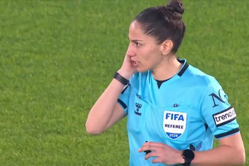 O femeie arbitru a condus un meci în Super Lig, după 22 de ani de pauză İzmir, Turcia – Arbitrul Asen Albayrak a condus partida dintre Göztepe și Alanyaspor în cadrul etapei a 26-a din Süper Lig, marcând un moment istoric pentru fotbalul turc