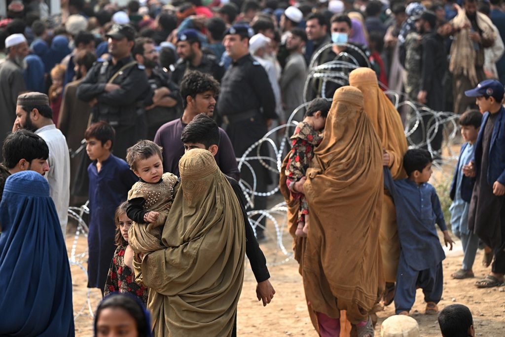 Peste 8.000 de afgani, strămutați din cauza conflictului cu Pakistanul Peste 8.000 de afgani au fost nevoiți să-și părăsească locuințele situate în apropierea frontierei cu Pakistanul, din cauza intensificării conflictului dintre cele două țări