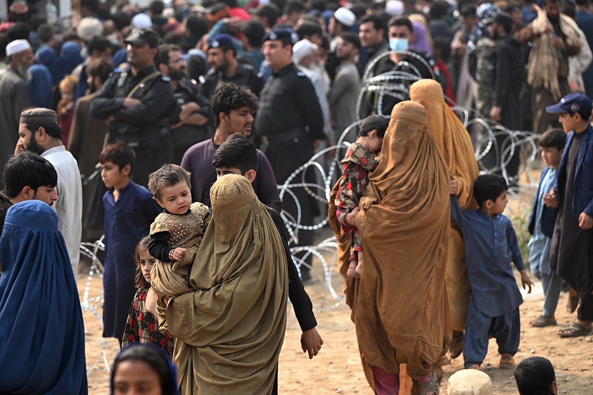 Peste 8.000 de afgani, strămutați din cauza conflictului cu Pakistanul Peste 8.000 de afgani au fost nevoiți să-și părăsească locuințele situate în apropierea frontierei cu Pakistanul, din cauza intensificării conflictului dintre cele două țări