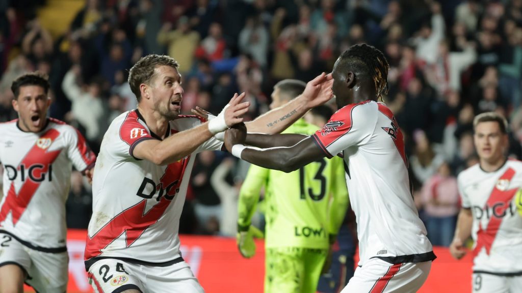 Echilibru fragil: Rayo Vallecano egalează în extremis cu Levante, într-un meci plin de dramatism Valencia, Spania – Nevoia, sursă a schimbărilor, a forțat o serie de evenimente importante în meciul Rayo Vallecano contra Levante