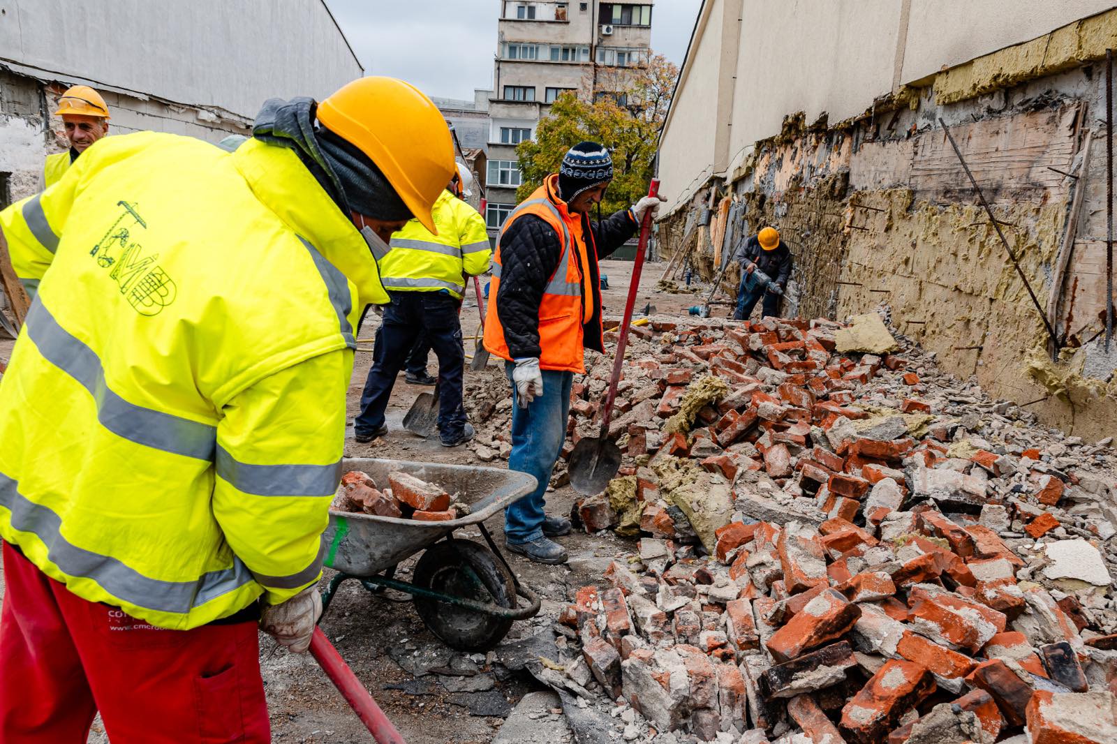 Primarul Ciucu începe demolările construcțiilor ilegale din centrul Capitalei Primarul general al Capitalei, Ciprian Ciucu, a semnat 15 dispoziții de desființare a unor construcții ilegale amplasate pe domeniul public, în zona centrală a Bucureștiului