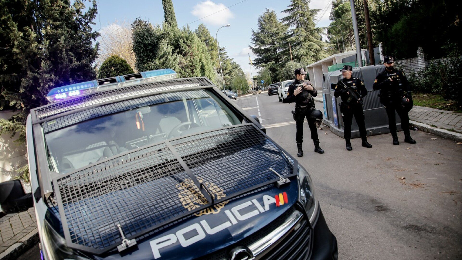 Trei persoane arestate în Mallorca pentru ajutorarea unui cetățean rus de a ocoli sancțiunile Poliția spaniolă a reținut miercuri trei persoane în Mallorca, suspectate că ar fi ajutat un cetățean rus să ocolească sancțiunile impuse de Uniunea Europeană ca urmare a invaziei ruse în Ucraina