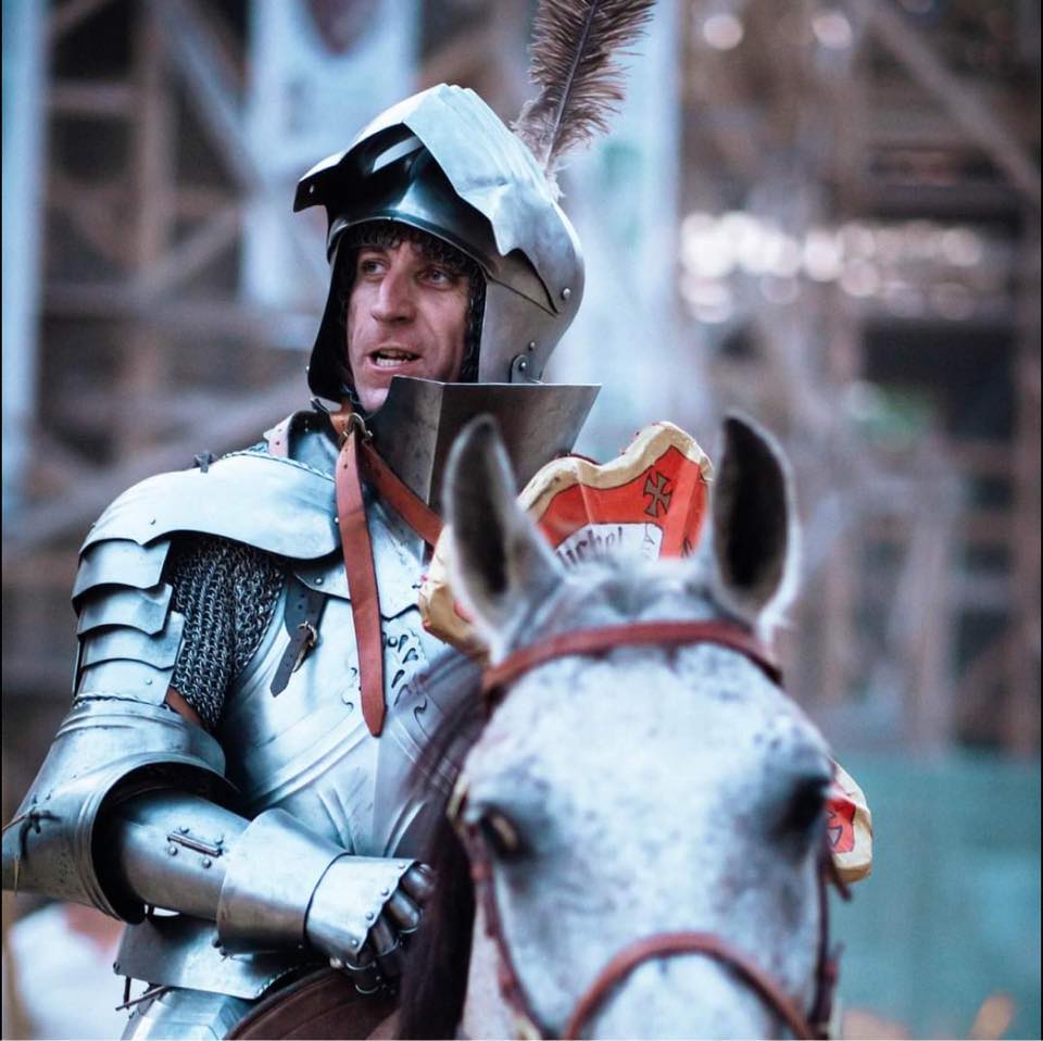 Un român din Mediaș readuce la viață noblețea turnirurilor medievale Într-o epocă a vitezei și a progresului tehnologic, un bărbat din inima Transilvaniei alege să onoreze tradițiile cavalerești vechi de secole