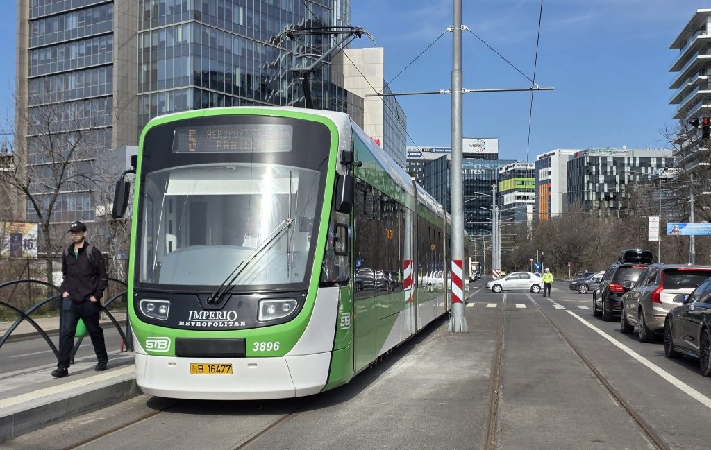 Linia 5 de tramvai, cu traseu modificat: De ce nu ajunge până în Piața Sfântul Gheorghe Linia 5 de tramvai a fost redeschisă pe 8 martie, după o pauză de peste opt ani