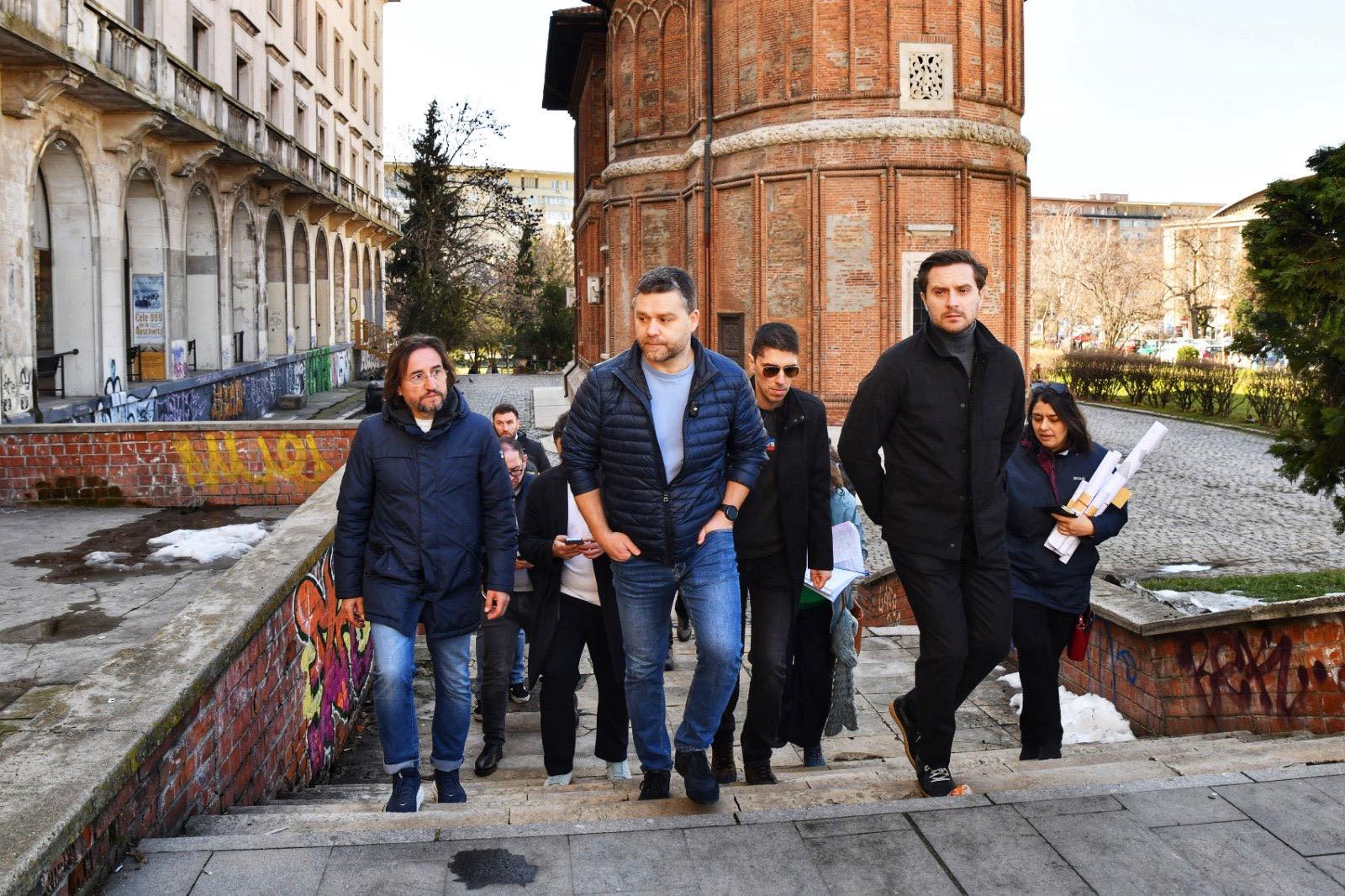 Primarul ge… Face turul străzilor din centrul capitalei