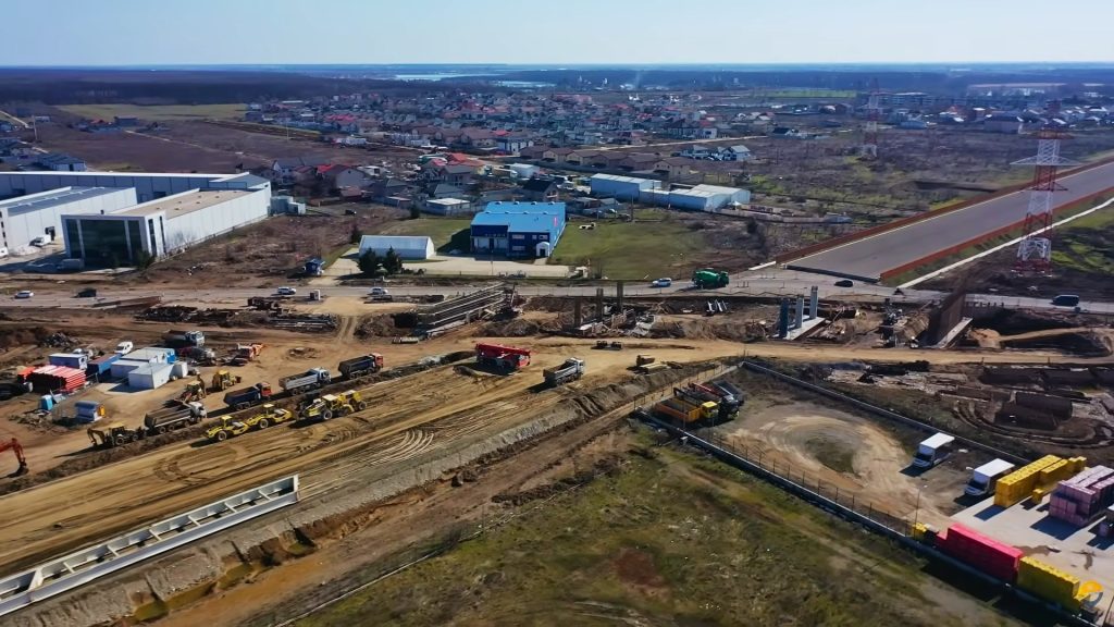 Loturile A0 Est întârzie: Inaugurarea, amânată pentru august Șoferii care tranzitează Bucureștiul vor fi nevoiți să aştepte cel puțin până la sfârșitul lunii iulie, sau chiar în august, pentru a putea utiliza loturile 3 și 4 ale Autostrăzii A0, din estul capitalei