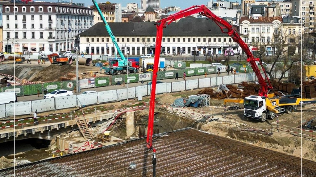 Lucrările de la Planșeul Unirii continuă, dar secretele arheologice rămân ascunse Constructorul Planșeului Unirii, compania Erbașu, a anunțat că lucrările la proiectul din centrul Capitalei sunt în desfășurare, cu extinderea șantierului în prezent