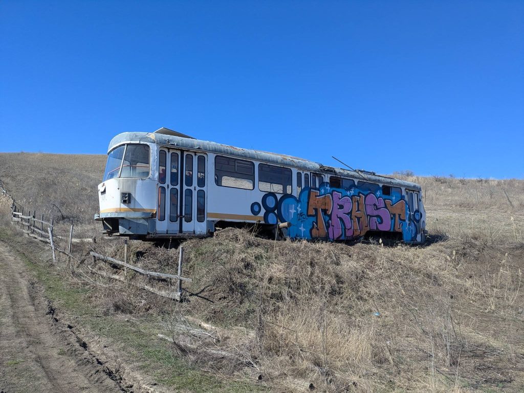 Tramvaiul Tatra, fost simbol al Bucureștiului, se degradează la Vulcanii Noroioși Un tramvai Tatra, vechi de 50 de ani și care a circulat pe străzile Bucureștiului, a fost mutat în zona Vulcanii Noroioși în 2025 cu intenția de a deveni atracție turistică