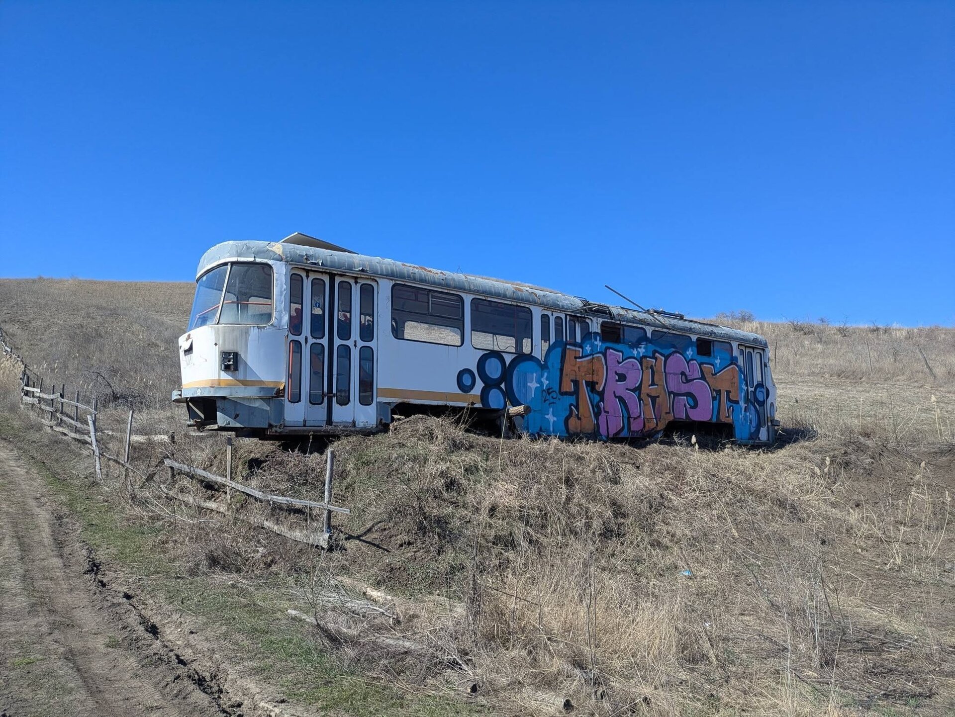 Tramvaiul Tatra, fost simbol al Bucureștiului, se degradează la Vulcanii Noroioși Un tramvai Tatra, vechi de 50 de ani și care a circulat pe străzile Bucureștiului, a fost mutat în zona Vulcanii Noroioși în 2025 cu intenția de a deveni atracție turistică