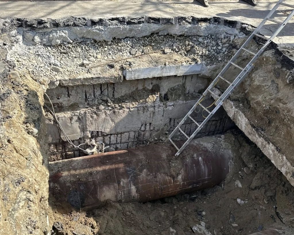 Surpare majoră pe Șoseaua Mihai Bravu: Circulația restricționată Un segment din carosabilul de pe Șoseaua Mihai Bravu, în dreptul numărului 307, s-a surpat, afectând aproximativ zece plăci de beton fiecare de circa 4,5 metri lungime
