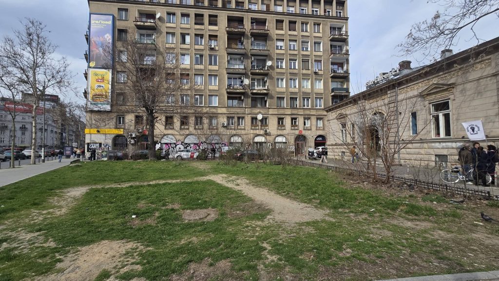 Terenul din fața librăriei Cărturești, miza unui conflict urbanistic? Un teren situat în imediata vecinătate a librăriei Cărturești, în centrul Capitalei, este obiectul unor speculații și investigații, după ce primarul general al Bucureștiului, Nicușor Dan, a semnalat posibile nereguli în legătură cu acesta