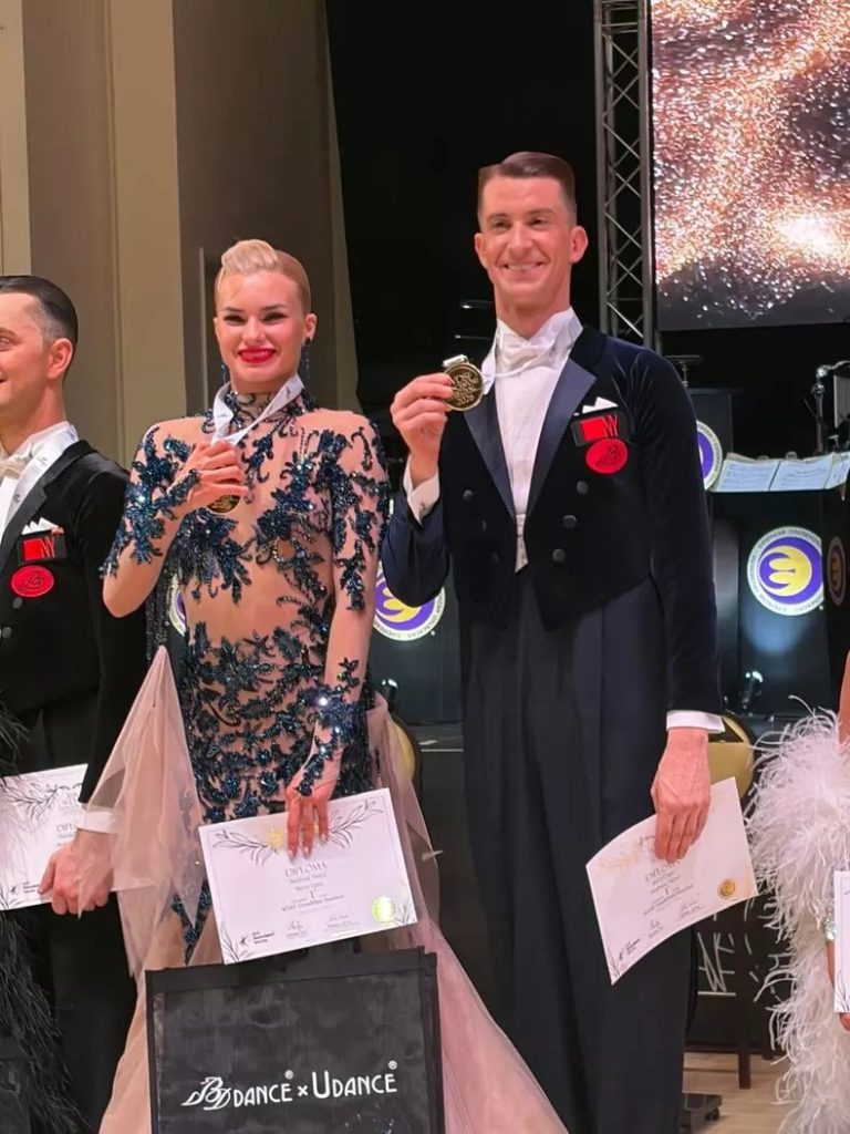 România, pe culmile dansului sportiv: Rareș Cojoc și Andreea Matei cuceresc Blackpool Perechea de dansatori Rareș Cojoc și Andreea Matei a reușit o performanță remarcabilă pentru România, câștigând prestigiosul Grand Slam WDSF la Blackpool