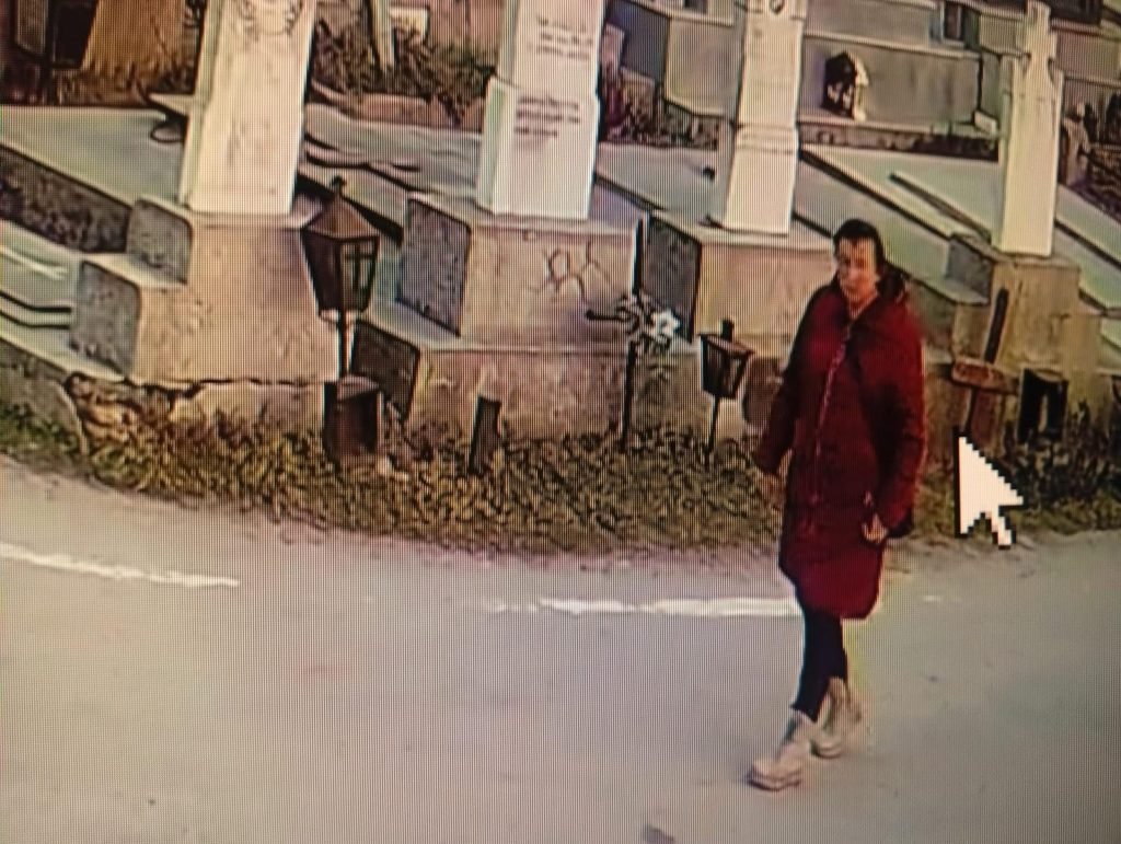 Scandal la Craiova: O femeie este acuzată de profanarea mormântului lui Ilie Balaci O femeie în vârstă de 54 de ani din Craiova este suspectată de profanarea mormântului fostului fotbalist Ilie Balaci