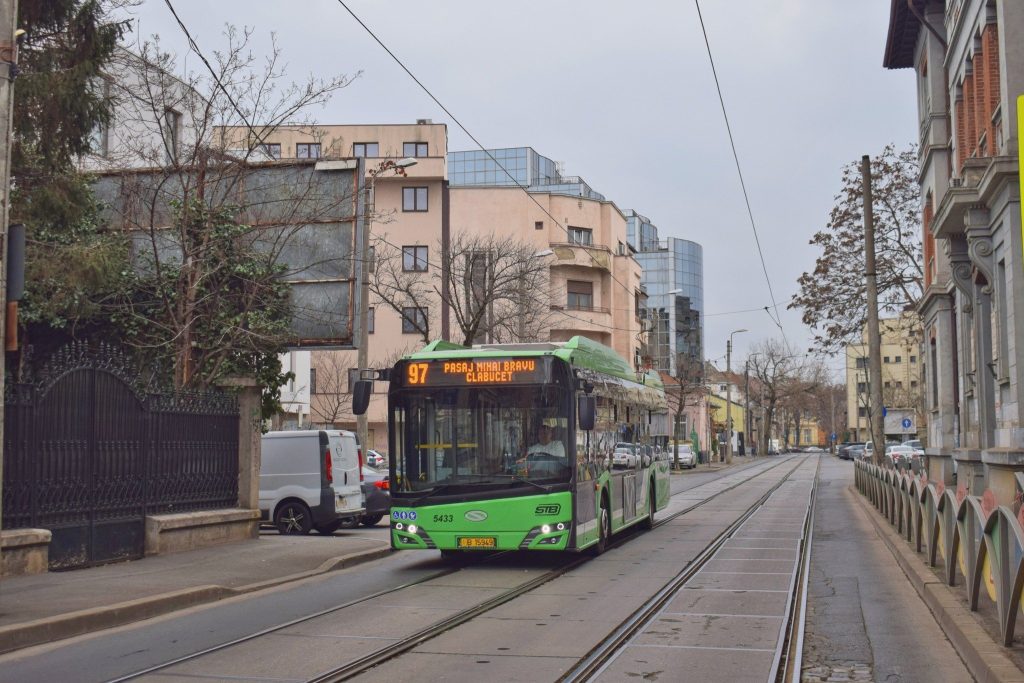 Haos în trafic în București: Zeci de linii de transport public, afectate de lucrările de infrastructură Bucureștenii se confruntă cu o serie de restricții de trafic semnificative, generate de ample lucrări de infrastructură desfășurate în mai multe zone cheie ale orașului