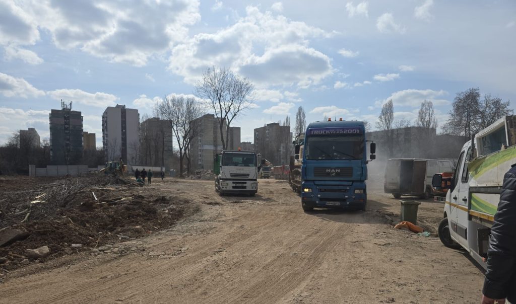 Zeci de amenzi și măsuri urgente pentru poluarea din București Garda de Mediu a impus sancțiuni în valoare de 800.000 de euro pe șantierele din București, ca urmare a depășirii repetate a valorilor limită ale indicatorilor de poluare PM2,5 și PM10