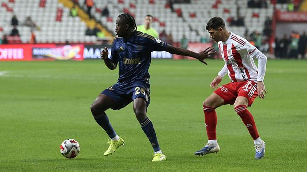 Fenerbahce revine spectaculos în Antalya: Egal după ce a fost condus cu 2-0 Echipa de fotbal Fenerbahce a reușit o revenire dramatică în deplasarea de la Antalyaspor, smulgând un egal, scor 2-2, după ce a fost condusă cu 2-0