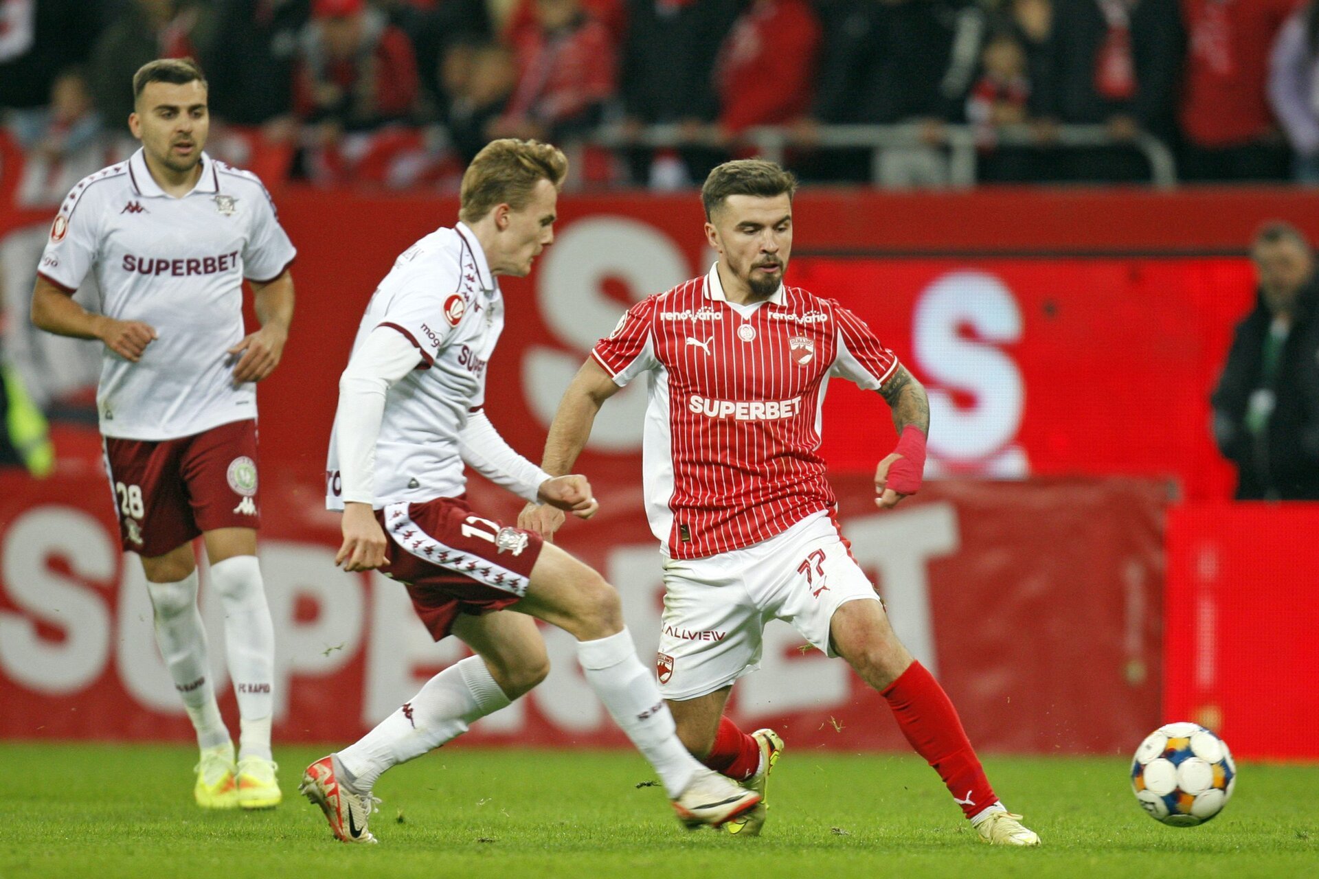 Derby pe Giulești: Rapid și Dinamo se întâlnesc sâmbătă seara Duelul de tradiție dintre Rapid București și Dinamo București revine pe scena fotbalului românesc