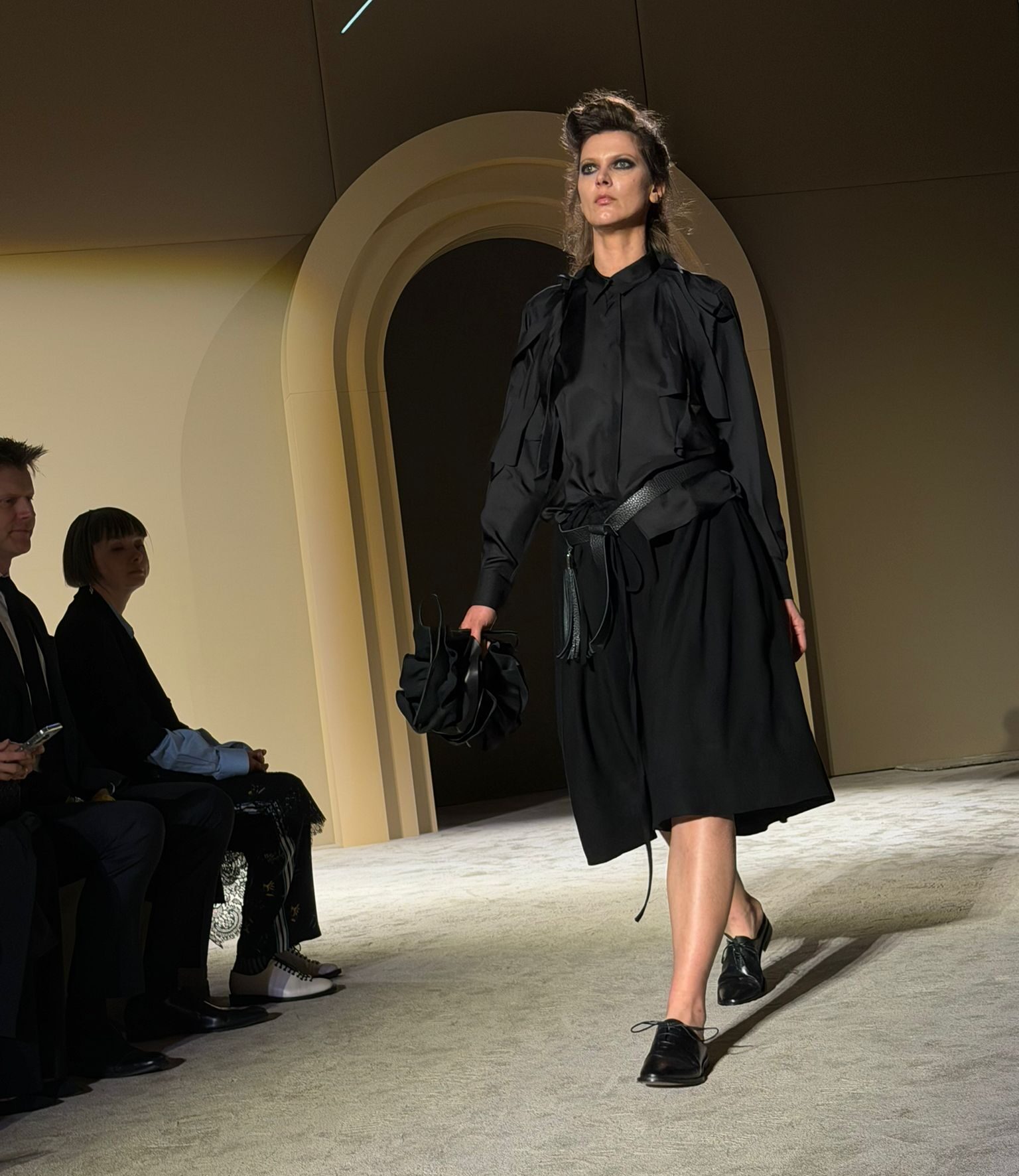 Carmen Secăreanu prezintă o colecție despre dualitate la Mercedes-Benz Bucharest Fashion Week Designerul Carmen Secăreanu a prezentat la Mercedes-Benz Bucharest Fashion Week o colecție pentru sezonul toamnă-iarnă 2026/2027, concentrată pe o abordare a dualității