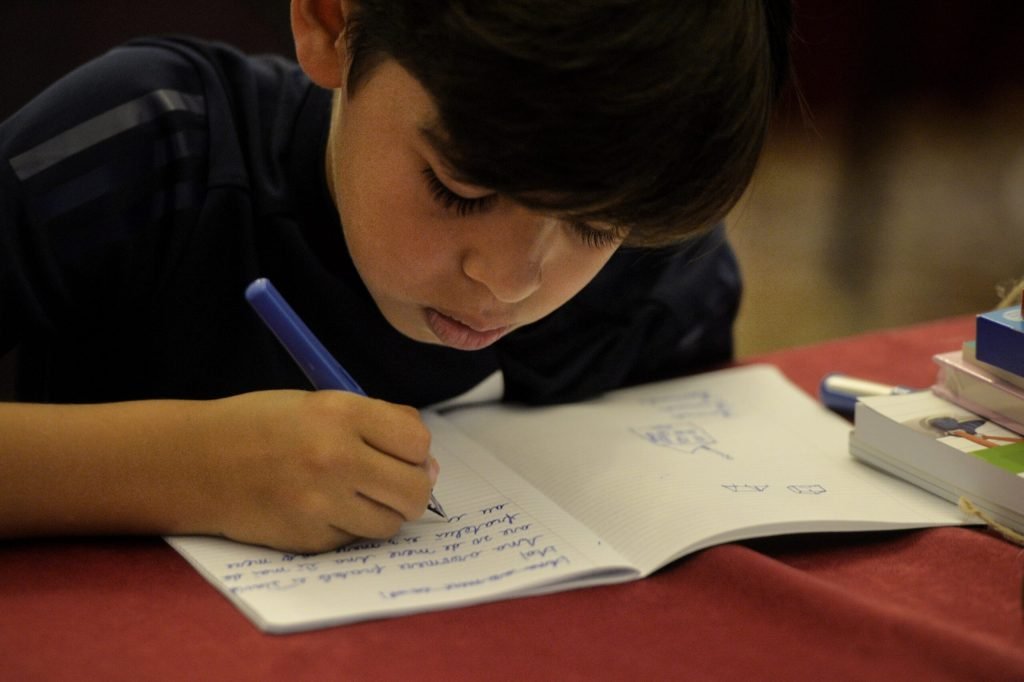 Scrisul de mână versus tastarea: ce metodă favorizează mai mult învățarea? În era digitală, elevii și studenții jonglează constant între caiete și dispozitive digitale