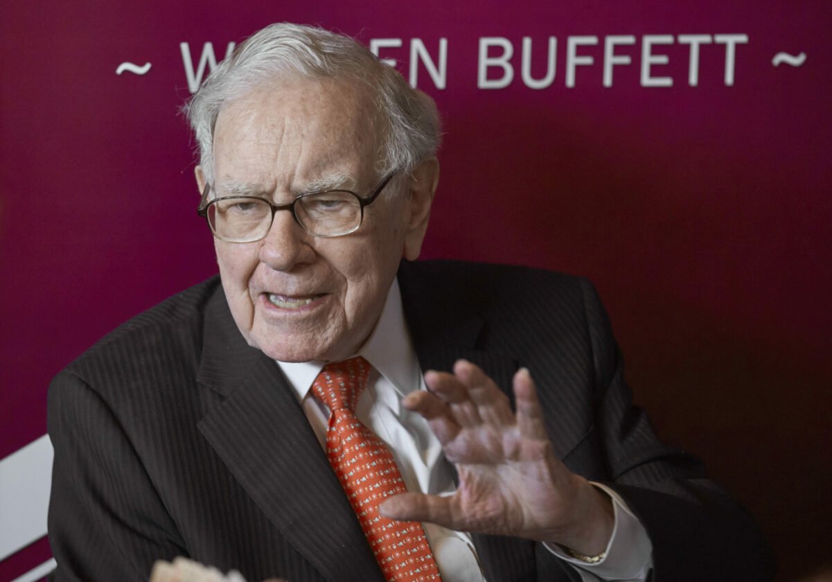 Buffett și Bezos, semnale de alarmă pentru investitori: Giganții tehnologiei, la final de cursă? Warren Buffett, renumitul investitor și CEO al Berkshire Hathaway, a vândut recent acțiuni Apple în valoare de aproape două miliarde de dolari