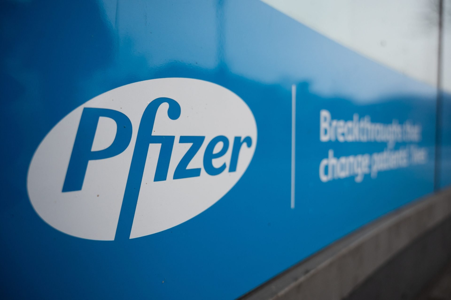 România, Polonia și Ungaria, în fața Pfizer la Bruxelles: Zeci de milioane de euro în joc România, Polonia și Ungaria se confruntă cu un conflict juridic major cu companiile farmaceutice Pfizer și BioNTech, în legătură cu contractele pentru vaccinurile anti-COVID-19