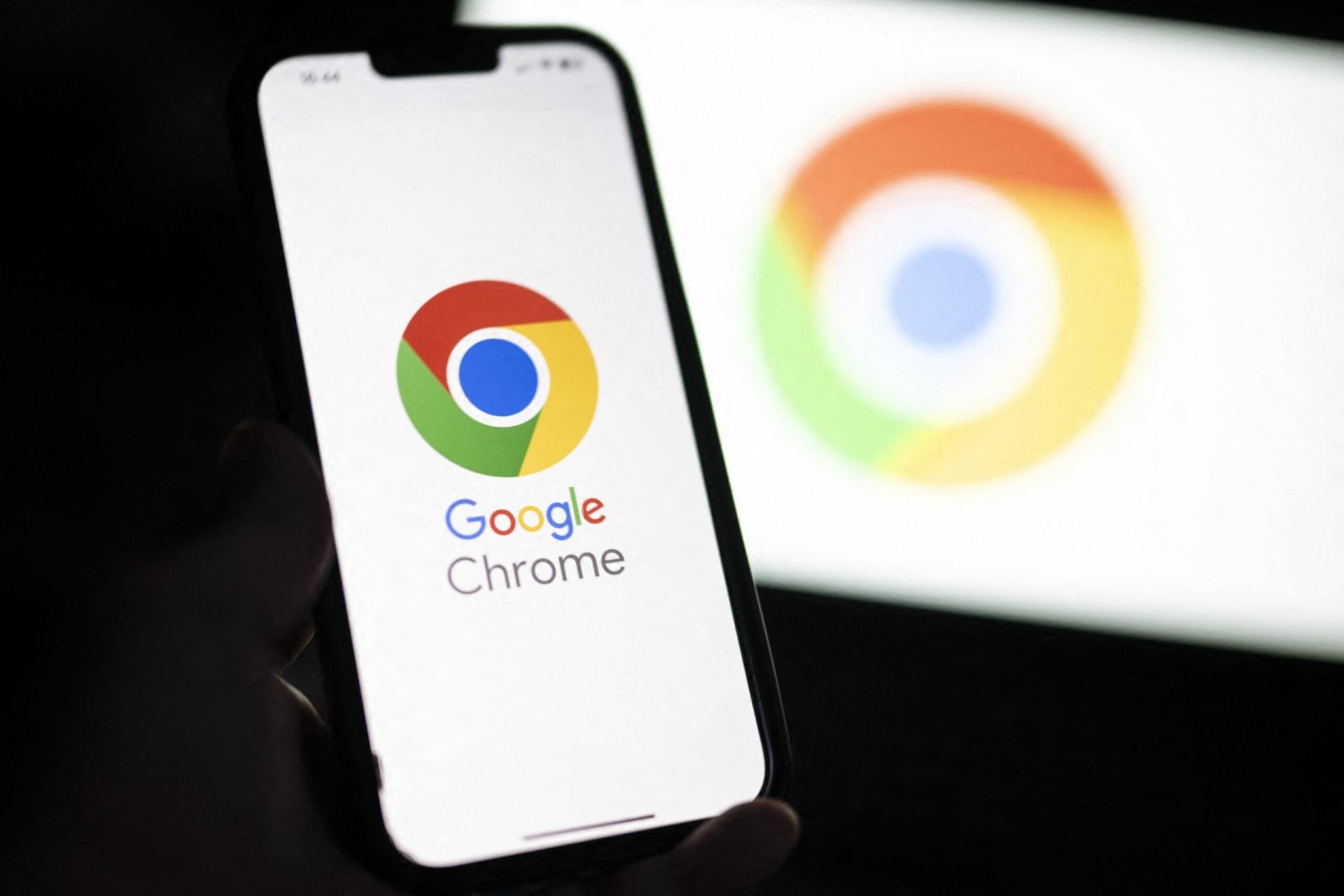 Google înăsprește regulile pentru aplicațiile din afara magazinului oficial Gigantul tehnologic Google face un pas important în domeniul securității mobile, impunând noi condiții pentru instalarea aplicațiilor din surse externe, în afara magazinului oficial Play Store