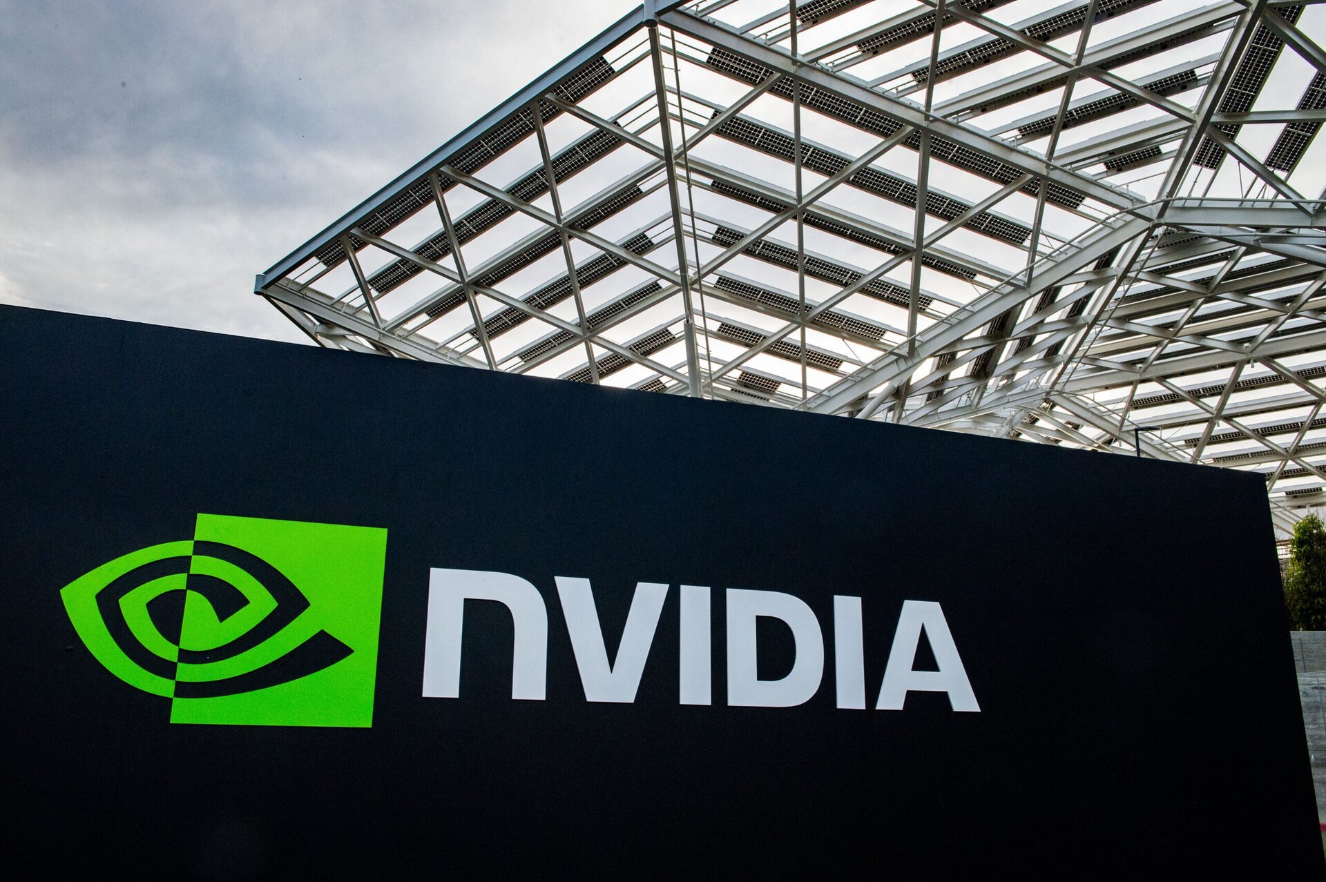 Nvidia intră în lupta pentru rețelele 6G alături de giganți din telecomunicații Producătorul de cipuri Nvidia face echipă cu companii importante din industria telecomunicațiilor, precum Nokia, SoftBank Group și T-Mobile US, pentru a dezvolta rețele de generația a șasea (6G)