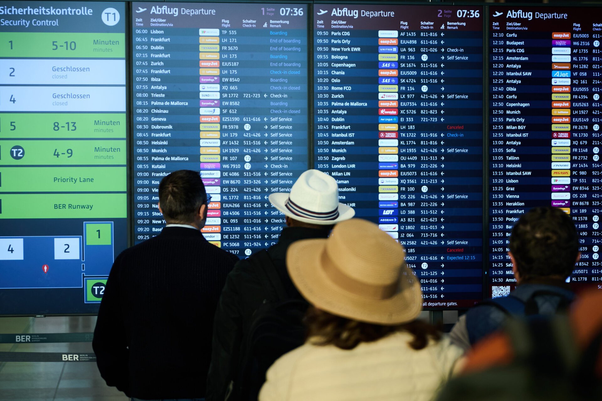 Transporturi: Drepturi pasageri blocați în Orientul Mijlociu, explică ministerul
Alternative (în limitele cerute):

Ministerul Transporturilor: Ghid pentru românii blocați în Orient
Criza din Orient: Ministerul Transporturilor detaliează drepturile