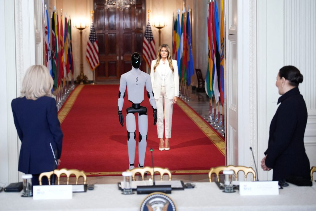 Un robot umanoid a deschis summitul „Fostering the Future Together Global Coalition” de la Casa Albă, eveniment dedicat digitalizării educației, la care au participat lideri politici și reprezentanți ai unor companii tech