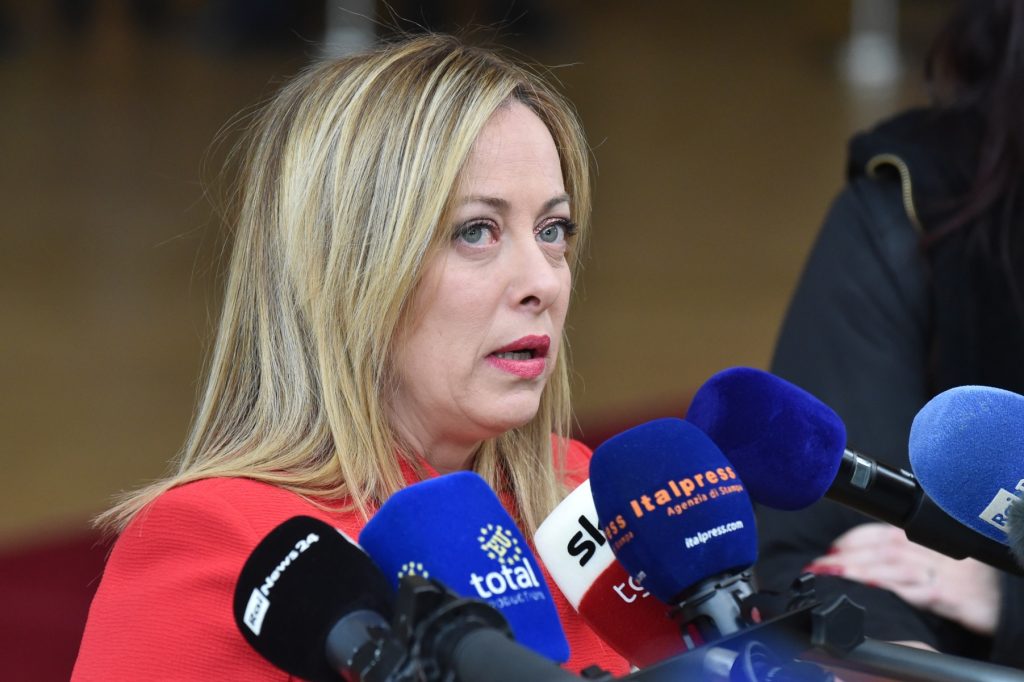 Opoziția italiană cere restricții privind bazele militare americane, pe fondul tensiunilor cu Iranul Roma – Formațiunile de opoziție din Italia, Mișcarea Cinci Stele (M5S) și Partidul Democrat (PD), au solicitat miercuri, în parlament, premierului Giorgia Meloni să nu autorizeze Statele Unite să utilizeze bazele militare italiene pentru operațiuni împotriva Iranului