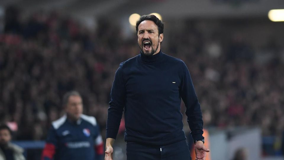 Gil Vicente pierde, dar Peixoto vede partea plină a paharului Echipa Gil Vicente a fost învinsă de Benfica cu scorul de 1-2 într-un meci din etapa a 24-a a Ligii, dar antrenorul César Peixoto a afișat o atitudine pozitivă, exprimându-și mândria față de performanța echipei sale