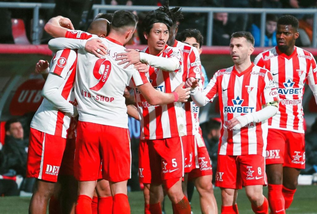 UTA Arad învinge Hermannstadt într-un meci spectaculos de play-out Meciul de deschidere al play-out-ului Superligii din acest an, disputat pe stadionul „Francisc Neuman” din Arad, s-a încheiat cu o victorie categorică a echipei UTA, scor 3-1, în fața celor de la FC Hermannstadt