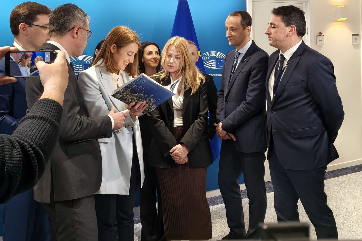 Zeița gimnasticii, Nadia Comăneci, onorează Bruxelles-ul, marcând 50 de ani de la nota perfectă Bruxelles, 16 martie 2026 – Nadia Comăneci, simbolul gimnasticii mondiale, a început o vizită de trei zile la Bruxelles, eveniment care are loc în contextul celebrării a 50 de ani de la memorabila notă de 10 obținută la Jocurile Olimpice de la Montreal, din 1976