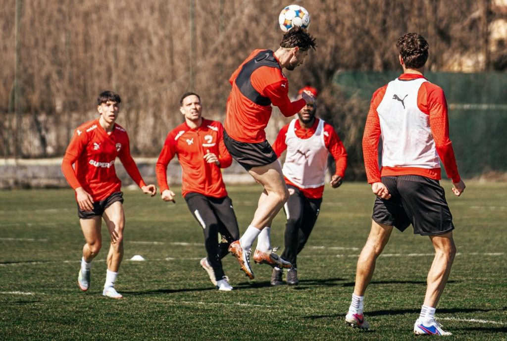 Dinamo l-a înregistrat pe Godwin Udosen la LPF în ziua în care tânărul a împlinit 18 ani Mijlocașul nigerian Godwin Udosen a fost înregistrat de Dinamo la Liga Profesionistă de Fotbal chiar în ziua în care a împlinit 18 ani