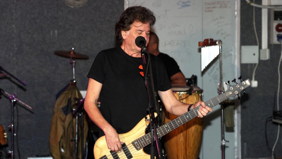 Iulian Vrabete, basistul Holograf, a murit Iulian Mugurel Vrabete, basistul trupei Holograf, a încetat din viață, marcând o pierdere semnificativă pentru scena rock românească