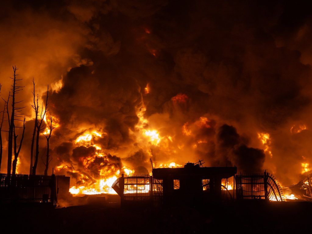 Prețul petrolului sare de 100 de dolari pe fondul conflictului din Orientul Mijlociu București – Prețurile petrolului au explodat, trecând de pragul de 100 de dolari pe baril, în urma escaladării conflictului dintre Statele Unite, Israel și Iran