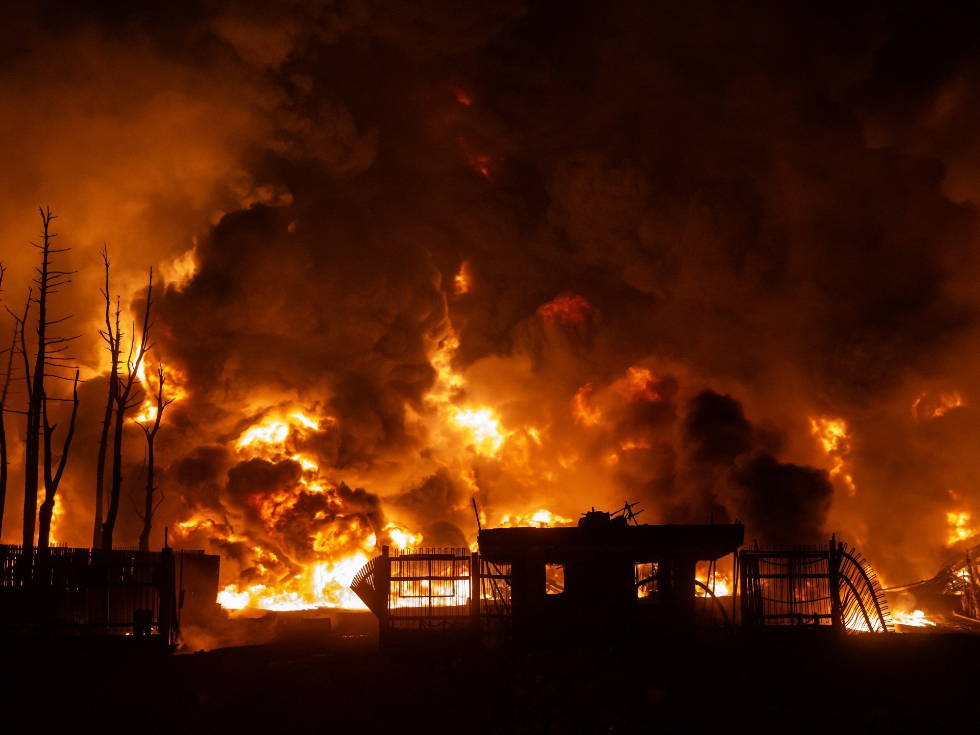 Prețul petrolului sare de 100 de dolari pe fondul conflictului din Orientul Mijlociu București – Prețurile petrolului au explodat, trecând de pragul de 100 de dolari pe baril, în urma escaladării conflictului dintre Statele Unite, Israel și Iran