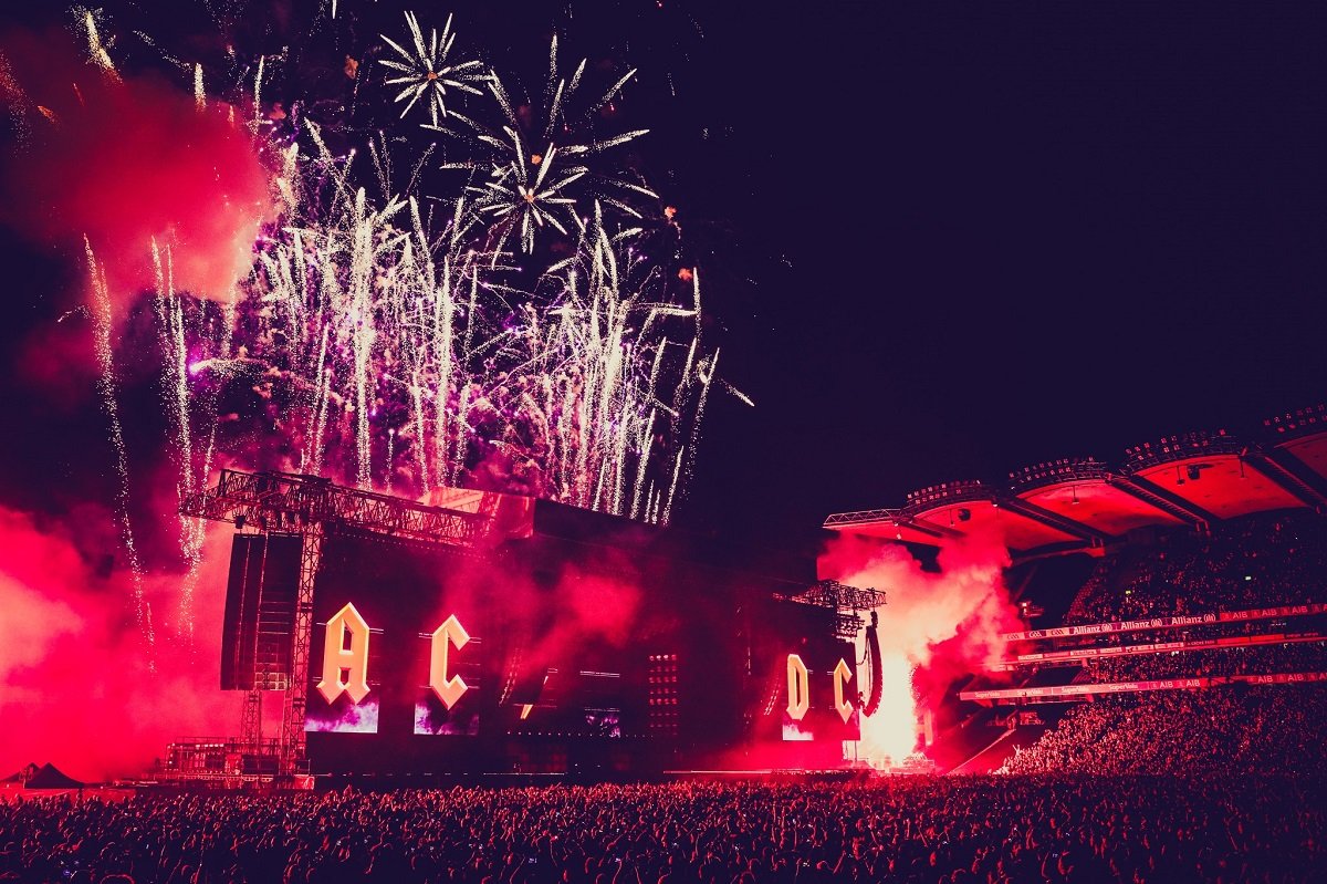 Stevie Young de la AC/DC, spitalizat la Buenos Aires, dar va concerta săptămâna viitoare Chitaristul trupei AC/DC, Stevie Young, a fost internat într-un spital din Buenos Aires, Argentina, dar este așteptat să revină pe scenă săptămâna viitoare