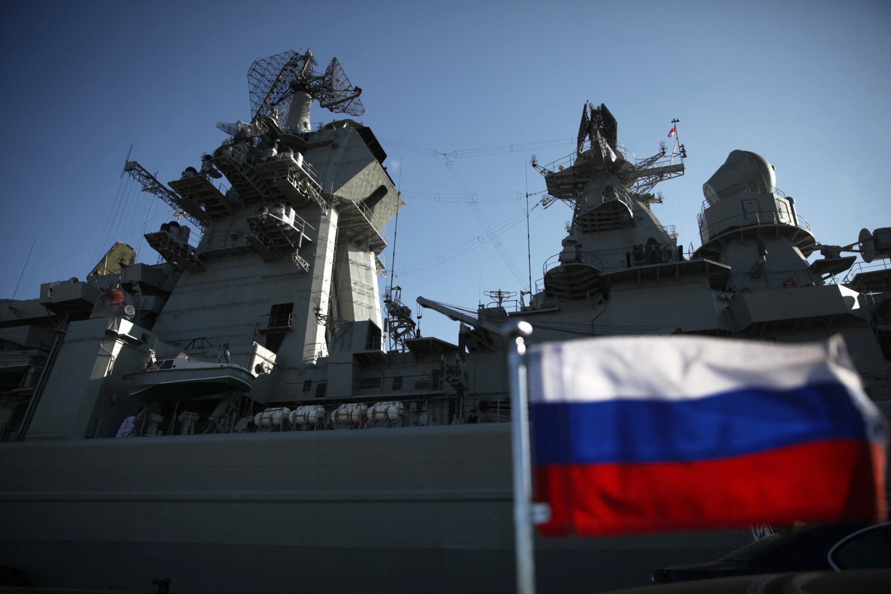 Rusia analizează posibilitatea de a escort navele „fantomă” cu vase militare Moscova ia în considerare opțiunea de a oferi protecție navală vaselor sale comerciale, așa-numita „flotă fantomă”, implicată în ocolirea sancțiunilor internaționale